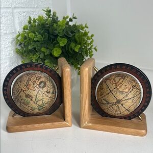Vintage Globe Bookends with Wooden Base.‎ Bin D